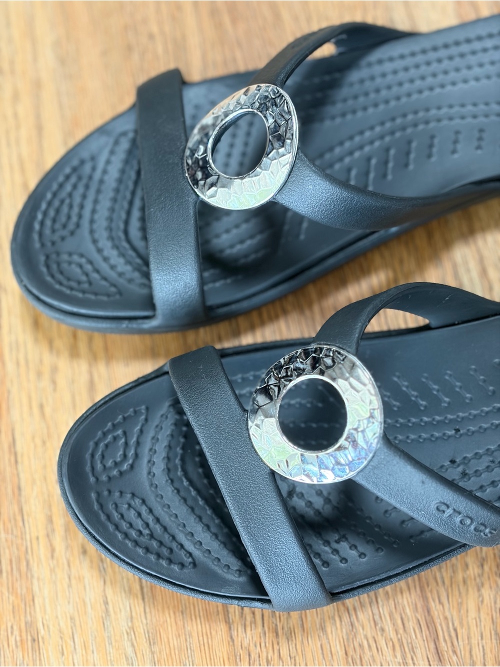 CROCS Women's Sanrah Slide Sandals with Hammered Silver Ring Accent - Picture 5 of 6